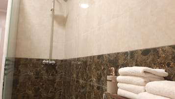 Family Apartment, 3 Bedrooms | Bathroom | Free toiletries, hair dryer, slippers, bidet