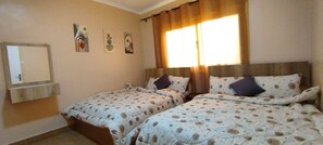 Familieleilighet, 3 soverom | 3 soverom, safe på rommet, skrivebord og blendingsgardiner