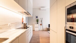 Cafetera y tetera, refrigerador, microondas y horno 