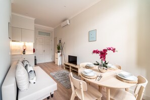 TV - Escadaria 21 Apartment by House and People (Braga)