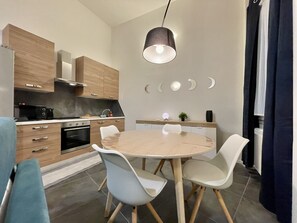 Familienapartment | Eigene Küche | Großer Kühlschrank, Mikrowelle, Ofen, Herdplatte
