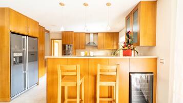 Kjøleskap, mikrobølgeovn, ovn og oppvaskmaskin