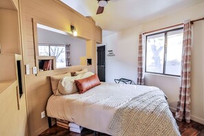 1 habitación, escritorio, tabla de planchar con plancha y cuna de viaje 