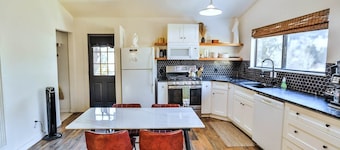 Cozy Cabin Retreat Near Zion & Bryce Canyon National Parks, Hot Tub & Stargazing