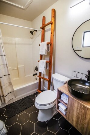 Ducha, secador de pelo, toallas, shampoo