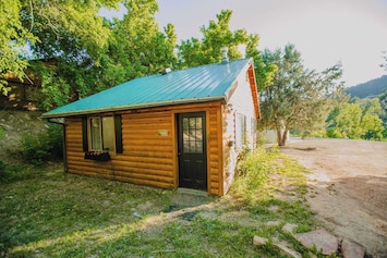 Find your peaceful haven at Zen Zion Honeybee. Our charming 1BR log cabin in Glendale, Utah, offers a tranquil retreat in a beautiful setting. Perfect for up to 4 guests, and just a short drive from stunning national parks.