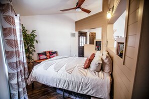 1 bedroom, desk, travel cot, WiFi - Cozy Cabin Retreat Near Zion & Bryce Canyon National Parks, Hot Tub & Stargazing (Glendale)