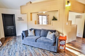 TV, fireplace, offices - Cozy Cabin Retreat Near Zion & Bryce Canyon National Parks, Hot Tub & Stargazing (Glendale)