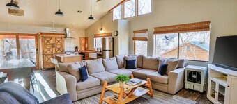 Cabin located near Zion and Bryce! Southern Utah Stargazing Dream! Hot Tub!