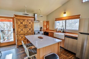 ثلاجة، ميكروويف، فرن، موقد طهي مسطح