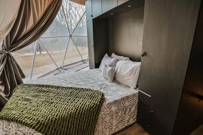 1 habitación, tabla de planchar con plancha, cuna de viaje y wifi 