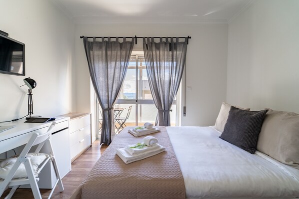 4 bedrooms, iron/ironing board, free WiFi, bed sheets - Álvares Araújo - Apartamento Familiar perto da Estação de Comboio (Braga)