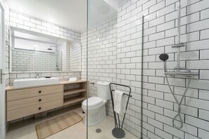 Een douche, handdoeken