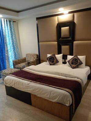 5 habitaciones, tabla de planchar con plancha, wifi y ropa de cama 