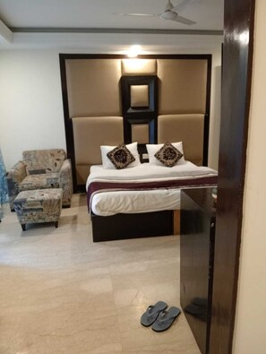 5 habitaciones, tabla de planchar con plancha, wifi y ropa de cama 