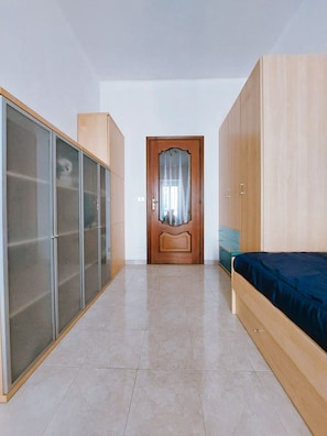 2 camere, una scrivania, ferro/asse da stiro, culla da viaggio