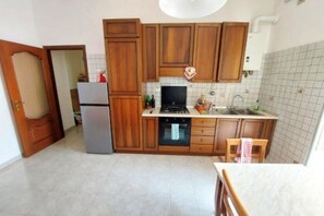 冷蔵庫、電 子レンジ、オーブン、コンロ