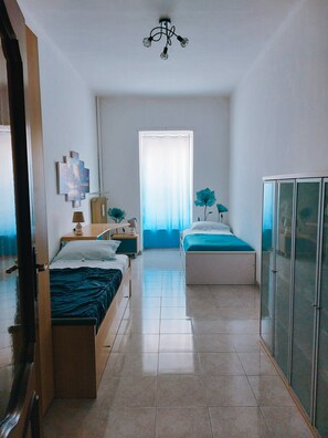 2 室のベッドルーム、デスク、アイロン / アイロン台、旅行用ベビーベッド