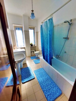 シャワー、ヘアドライヤー、ビデ、タオル