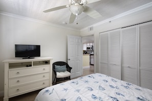 2 bedrooms, WiFi, bed sheets - Sunrise 307-2BR/2BA condo near beaches with pool, parking, balcony (Key West)