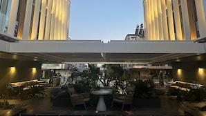 Une terrasse sur le toit, aménagée avec des sièges et des plantes, d’où l’on peut admirer la vue sur la ville.