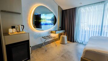 Hochwertige Bettwaren, Minibar, Zimmersafe, individuell dekoriert