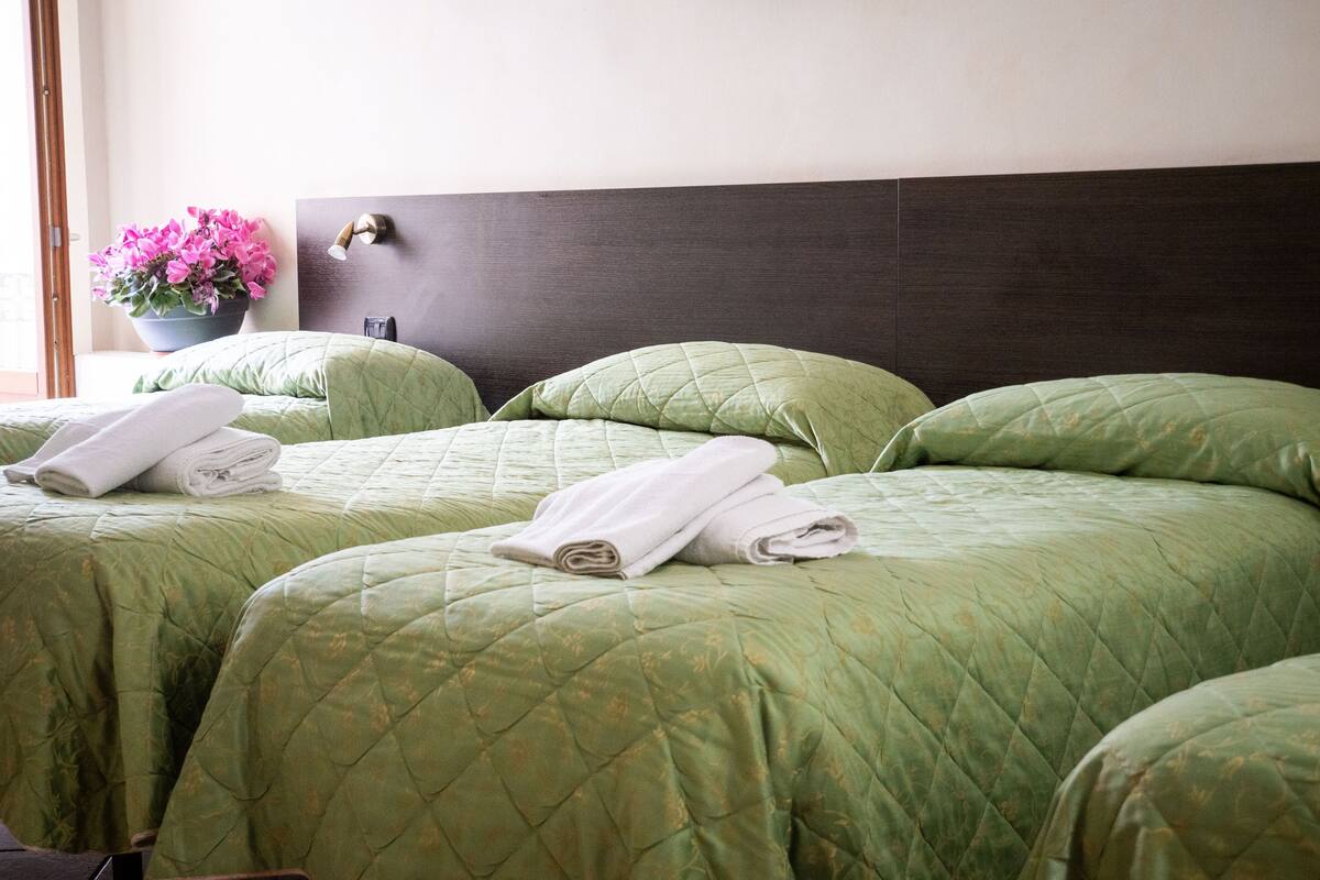 Vierbettzimmer | Schreibtisch, schallisolierte Zimmer, kostenloses WLAN, Bettwäsche