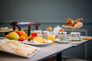 Se ofrece un desayuno bufé todos los días (por un coste adicional)