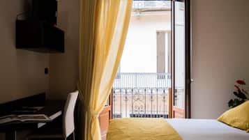 Escritorio, sistema de insonorización, wifi gratis y ropa de cama