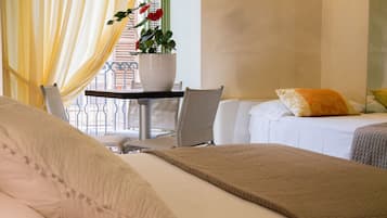 Quarto triplo | Escrivaninha, quartos à prova de som, Wi-Fi de cortesia, roupa de cama