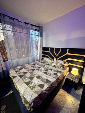 1 habitación, tabla de planchar con plancha, wifi gratis y ropa de cama