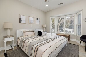 3 bedrooms, iron/ironing board, free WiFi, bed sheets - 51 Ocean Breeze: Coastal Elegance! Pet Friendly 3 BR Villa, Free Bikes. (Hilton Head Island)
