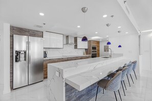 Apartment, 3 Bedrooms, Kitchen, Bay View | Private kitchen | Fridge, microwave, oven, stovetop - Modern Apartments Biscayne Bay (Miami)