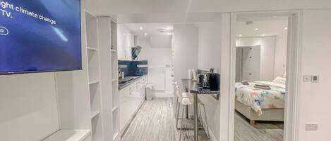 1 habitación, tabla de planchar con plancha, wifi y ropa de cama