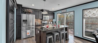 Peaceful retreat with fully functioning tram to the dock!