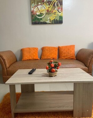 Appartamento Comfort, 1 camera da letto, cucina, vista oceano | Area soggiorno | Smart TV 32 pollici con canali digitali, Netflix, servizi in streaming