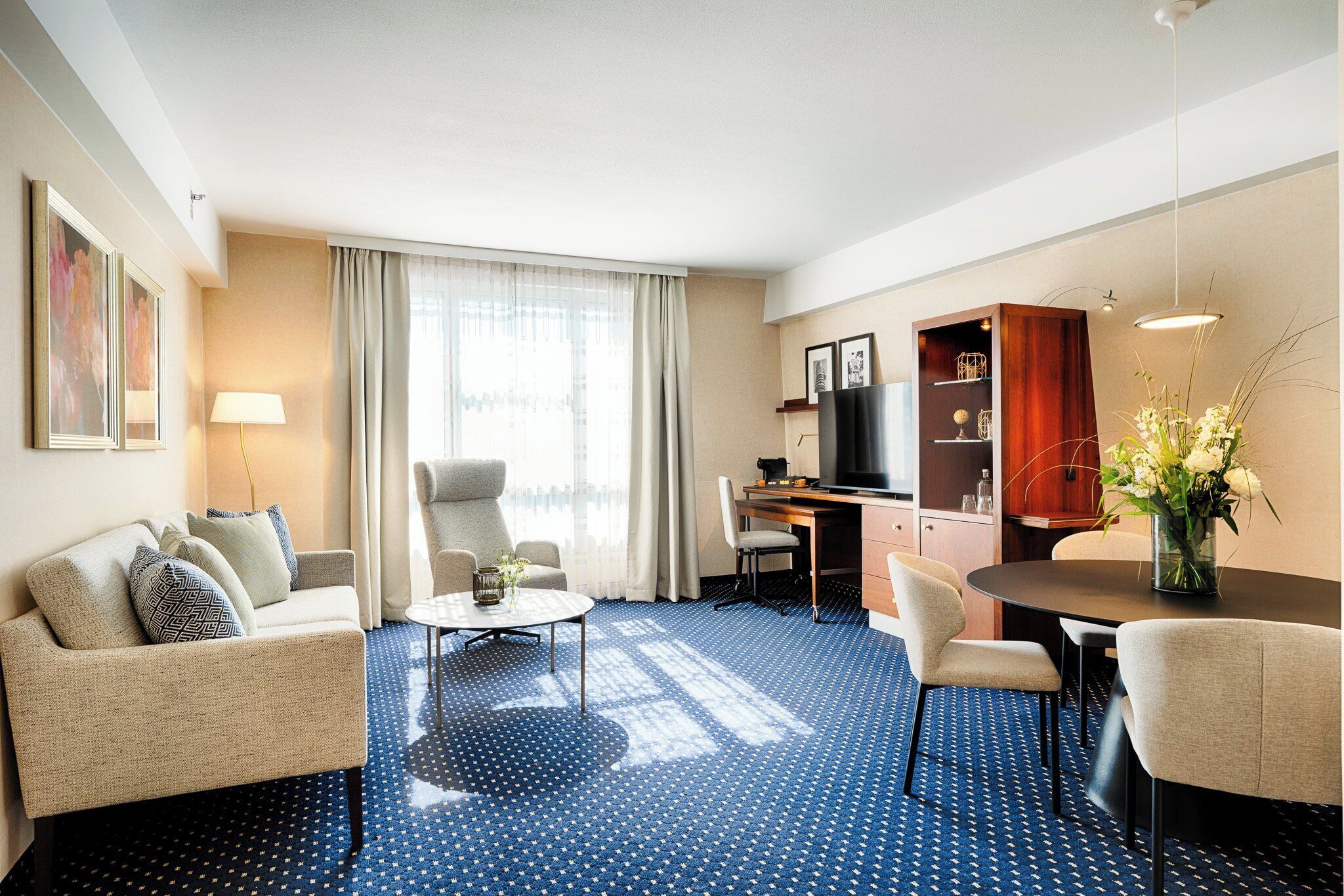 Suite | Cassaforte in camera, una scrivania, postazione laptop, Wi-Fi gratuito