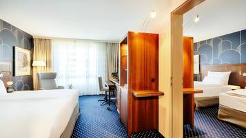 Familienzimmer, 2 Schlafzimmer, 2 Bäder | 1 Schlafzimmer, Zimmersafe, Schreibtisch, laptopgeeigneter Arbeitsplatz