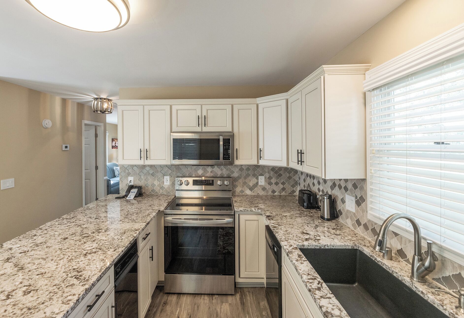 雪櫃、微波爐、焗爐、爐具