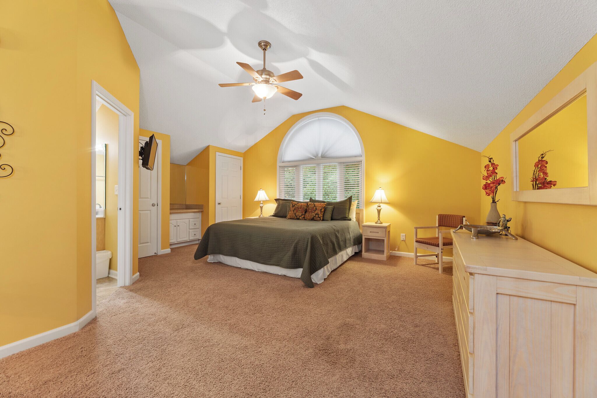 2 bedrooms, iron/ironing board, internet, bed sheets