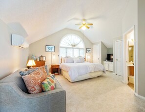 2 bedrooms, iron/ironing board, Internet, bed sheets - Two Bedroom Bayside Condo (Grand Rivers)