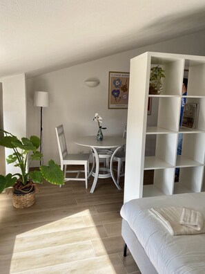 Unclassified image, 2 of 10, button