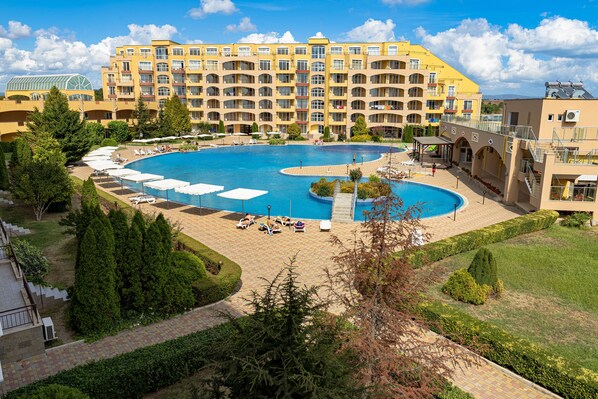 Outdoor pool - MENADA * Aheloy Palace * Family studio with pool view (Aheloy)