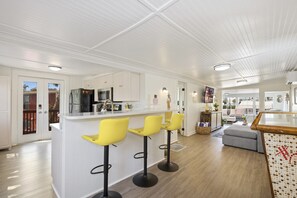 Fridge, microwave, oven, stovetop - Close to Beach and Times Square - 3BR Bikinis and Martinis (Fort Myers Beach)