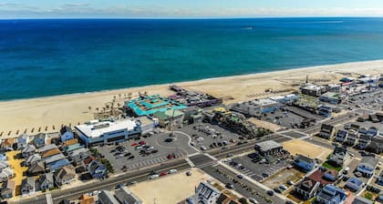 Point Pleasant Beach 6 bed w/ pool 2 blocks from the beach