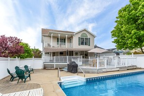 Outdoor pool, a heated pool - Point Pleasant Beach 6 bed w/ pool 2 blocks from the beach (Point Pleasant Beach)