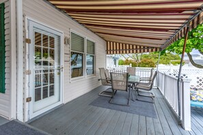 Outdoor dining - Point Pleasant Beach 6 bed w/ pool 2 blocks from the beach (Point Pleasant Beach)