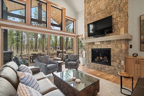 Télévision, cheminée, table de tennis de table