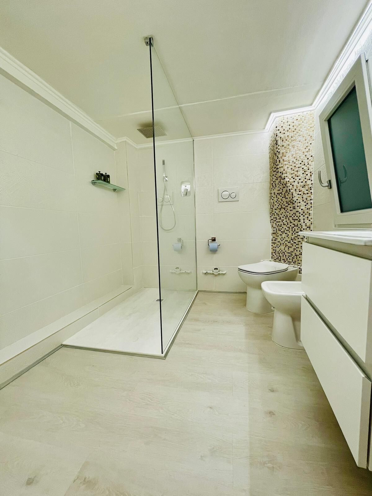 Apartemen Bisnis | Kamar mandi | Shower, pancuran hujan, perlengkapan mandi gratis, dan pengering rambut