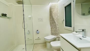 Business Apartment | Bathroom | Shower, rainfall showerhead, free toiletries, hair dryer